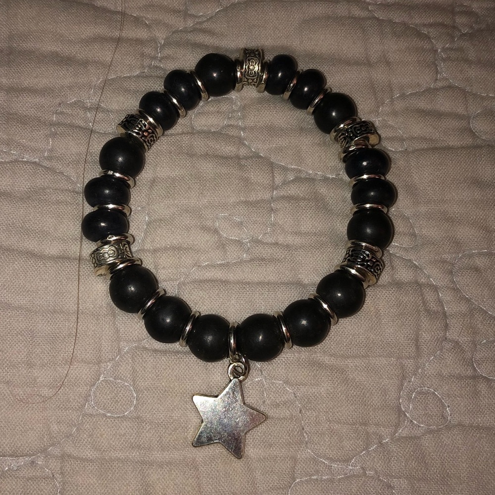Black beaded stretch bracelet with star charm